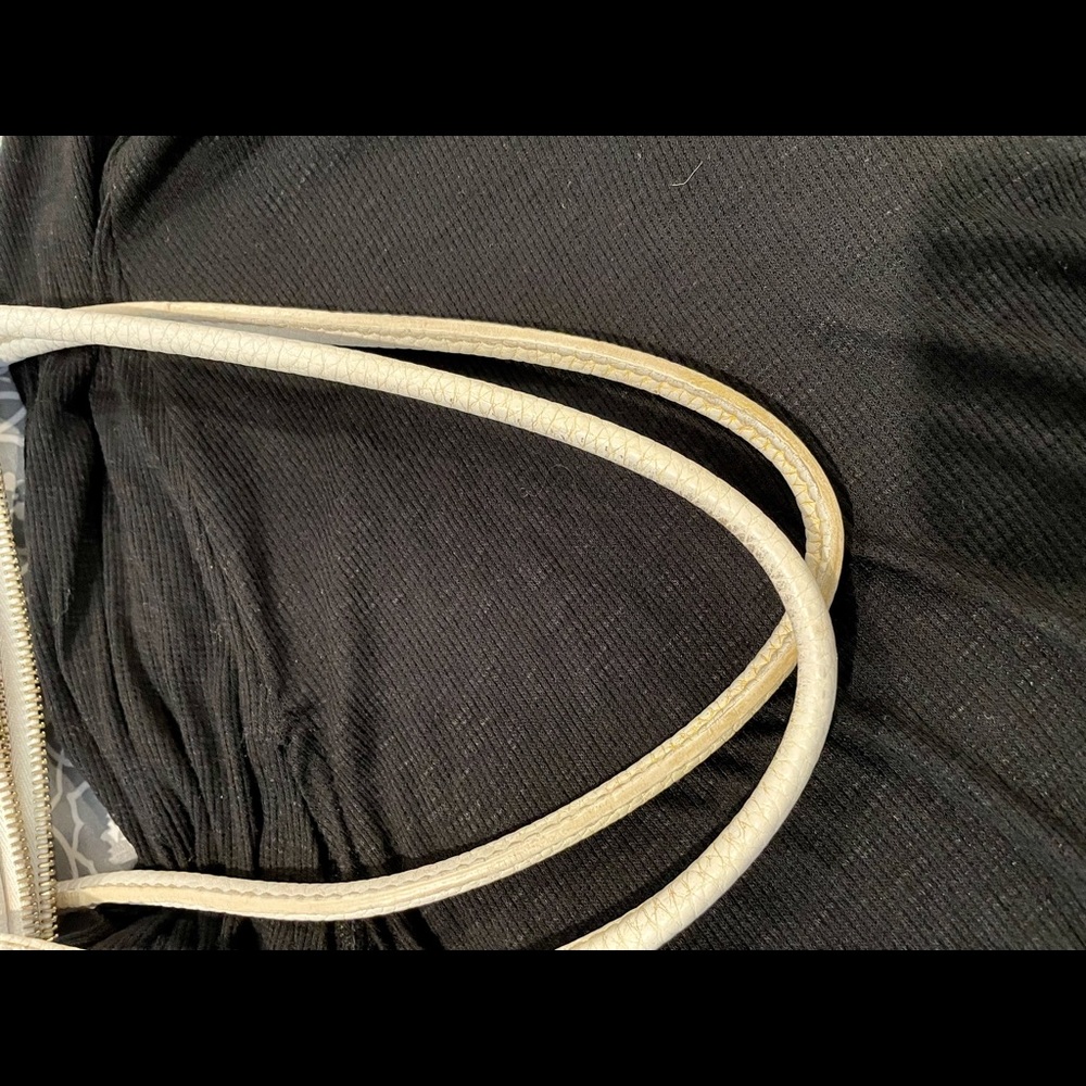 Dooney & Bourke white large shoulder bag. - Picture 10 of 11